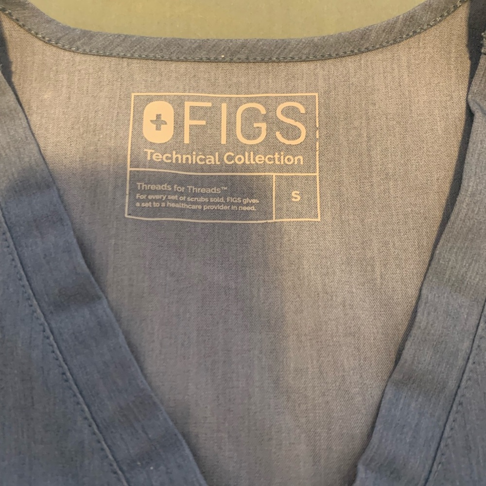 Figs size small blue scrub top